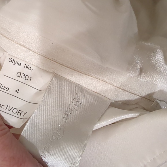 Stunning Allure Bridals Ivory Wedding Dress Size 4 - Picture 13 of 13